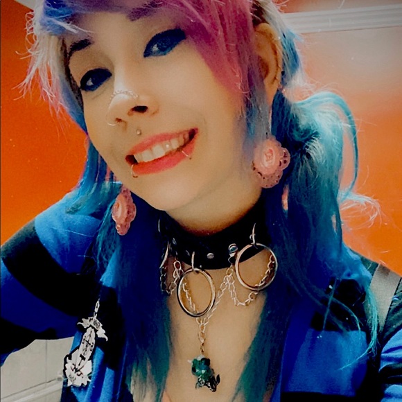 Meet your Posher, First Matey Jia 🏴‍☠️💙 - Picture 5 of 5